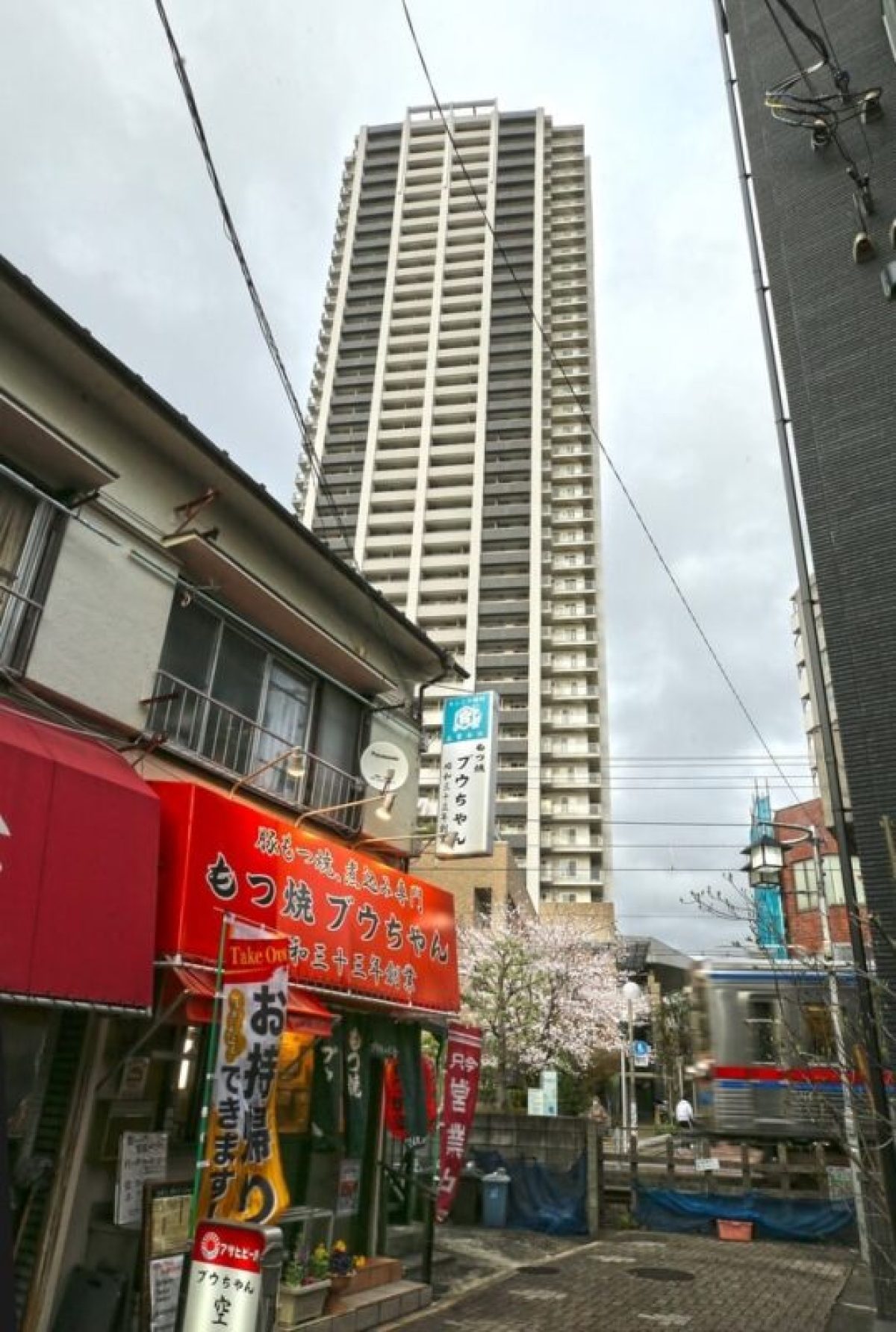 昔ながらの町並みの奥にはタワーマンマンションが建つＪＲ金町駅周辺（東京都葛飾区）
